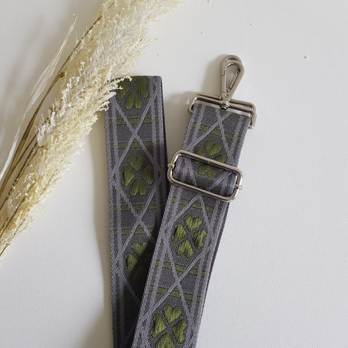 Koristeellinen laukun olkahihna hopeanvärisillä karabiinilukoilla ja ikonisella siksak-kuviolla.  Materiaali: polyesteri ja metalli.  Värit: beige, harmaa, sininen  Koko: säädettävä pituus max. 121 cm, leveys 5cm.  Valmistusmaa Italia