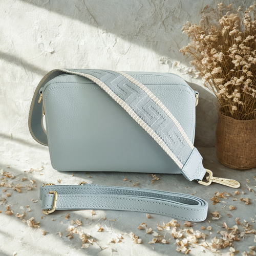 CALINDA on italialainen aitoa nahkaa oleva crossbody-laukku, jossa yhdistyvät minimalistinen muotoilu ja käytännöllisyys. Kaksi olkahihnaa tekevät siitä täydellisen valinnan niin arkeen kuin viikonloppuun – vaihda lookia fiiliksen mukaan!