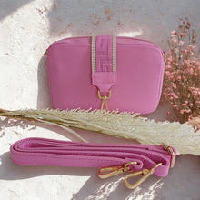 Lataa kuva Galleria-katseluun, CALINDA on italialainen aitoa nahkaa oleva crossbody-laukku, jossa yhdistyvät minimalistinen muotoilu ja käytännöllisyys. Kaksi olkahihnaa tekevät siitä täydellisen valinnan niin arkeen kuin viikonloppuun – vaihda lookia fiiliksen mukaan!
