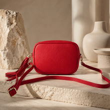 Lataa kuva Galleria-katseluun, Supersuosittu crossbody-malli kauniissa punaisessa värissä, ajaton muotoilu, laadukas italialainen nahka
