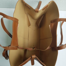 Lataa kuva Galleria-katseluun, ALBA shopper-laukun sisäosa ja viimeistelty nahkapinta konjakinvärisessä nahkalaukussa.
