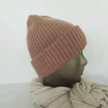 Lataa kuva Galleria-katseluun, Ihanan muhkea ja lämmin LULU beanie, joka pitää pään lämpimänä kovemmallakin pakkasella.
Pipossa leveä kääntöreuna joka tekee istuvuudesta paremman.

