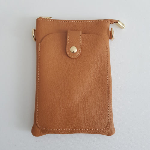 Tyylikäs ja käytännöllinen MARTINA puhelinlaukku sopii hyvin sekä arkeen että juhlaan. Laukussa on yksi vetoketjullinen tasku ja edessä myös tilava tasku nepparikiinnityksellä ja kultaisilla metalliosilla.