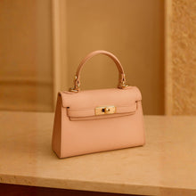 Lataa kuva Galleria-katseluun, NOE on italialainen nahkalaukku, joka yhdistää tyylikkyyden ja asenteen. Pieni, mutta vaikuttava – katseenvangitsija arkeen ja juhlaan.
