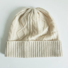Lataa kuva Galleria-katseluun, Kevyt, lämmin, pehmeä cashmere beanie kääntöreunalla, joka takaa hyvän istuvuuden ja lämmön syksy keleihin.
