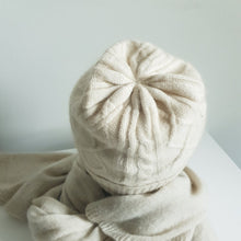 Lataa kuva Galleria-katseluun, Kevyt, lämmin, pehmeä cashmere beanie kääntöreunalla, joka takaa hyvän istuvuuden ja lämmön syksy keleihin.
