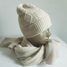 Lataa kuva Galleria-katseluun, Kevyt, lämmin, pehmeä cashmere beanie kääntöreunalla, joka takaa hyvän istuvuuden ja lämmön syksy keleihin.
