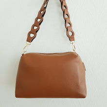 Lataa kuva Galleria-katseluun, Tyylikäs ADA nahkalaukku on uusi crossbody malli. Laukussa on kaunis nahkainen kantohihna, kapea säädettävä olkahihna, yksi iso tasku, vetoketjukiinnitys ja sisältä löytyy vetoketjullinen piilotasku.  Kullanväriset metalliosat.  Väri: konjakinruskea tai beige
