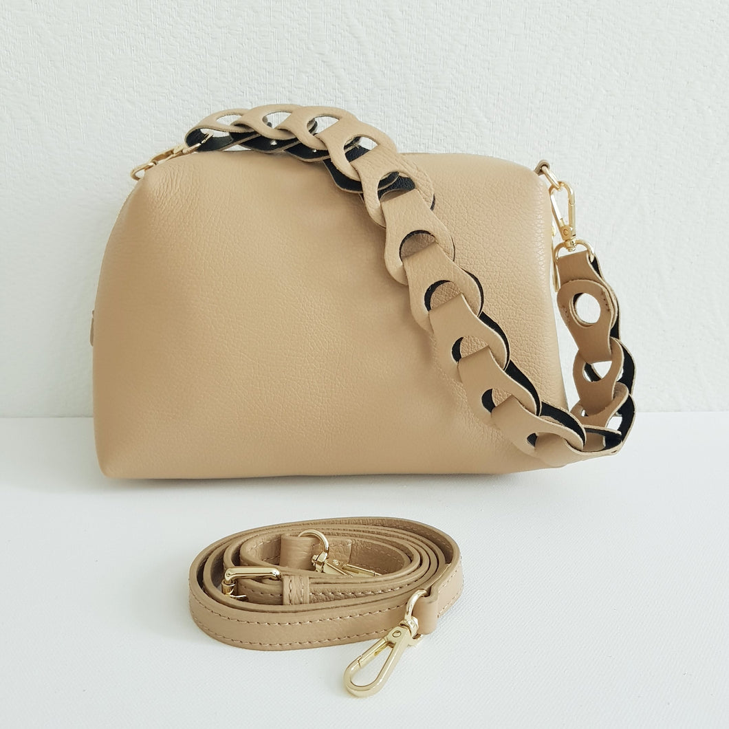 Tyylikäs ADA nahkalaukku on uusi crossbody malli. Laukussa on kaunis nahkainen kantohihna, kapea säädettävä olkahihna, yksi iso tasku, vetoketjukiinnitys ja sisältä löytyy vetoketjullinen piilotasku.  Kullanväriset metalliosat.  Väri: konjakinruskea tai beige