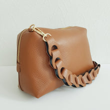 Lataa kuva Galleria-katseluun, Tyylikäs ADA nahkalaukku on uusi crossbody malli. Laukussa on kaunis nahkainen kantohihna, kapea säädettävä olkahihna, yksi iso tasku, vetoketjukiinnitys ja sisältä löytyy vetoketjullinen piilotasku.  Kullanväriset metalliosat.  Väri: konjakinruskea tai beige
