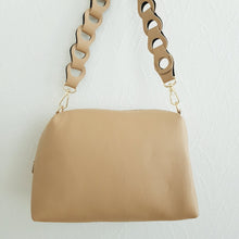 Lataa kuva Galleria-katseluun, Tyylikäs ADA nahkalaukku on uusi crossbody malli. Laukussa on kaunis nahkainen kantohihna, kapea säädettävä olkahihna, yksi iso tasku, vetoketjukiinnitys ja sisältä löytyy vetoketjullinen piilotasku.  Kullanväriset metalliosat.  Väri: konjakinruskea tai beige
