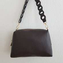 Lataa kuva Galleria-katseluun, Tyylikäs ADA nahkalaukku on uusi crossbody malli. Laukussa on kaunis nahkainen kantohihna, kapea säädettävä olkahihna, yksi iso tasku, vetoketjukiinnitys ja sisältä löytyy vetoketjullinen piilotasku.  Kullanväriset metalliosat.  Väri: ruskea tai musta
