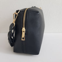 Lataa kuva Galleria-katseluun, Tyylikäs ADA nahkalaukku on uusi crossbody malli. Laukussa on kaunis nahkainen kantohihna, kapea säädettävä olkahihna, yksi iso tasku, vetoketjukiinnitys ja sisältä löytyy vetoketjullinen piilotasku.  Kullanväriset metalliosat.  Väri: ruskea tai musta
