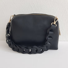 Lataa kuva Galleria-katseluun, Tyylikäs ADA nahkalaukku on uusi crossbody malli. Laukussa on kaunis nahkainen kantohihna, kapea säädettävä olkahihna, yksi iso tasku, vetoketjukiinnitys ja sisältä löytyy vetoketjullinen piilotasku.  Kullanväriset metalliosat.  Väri: ruskea tai musta
