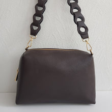 Lataa kuva Galleria-katseluun, Tyylikäs ADA nahkalaukku on uusi crossbody malli. Laukussa on kaunis nahkainen kantohihna, kapea säädettävä olkahihna, yksi iso tasku, vetoketjukiinnitys ja sisältä löytyy vetoketjullinen piilotasku.  Kullanväriset metalliosat.  Väri: ruskea tai musta
