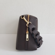 Lataa kuva Galleria-katseluun, Tyylikäs ADA nahkalaukku on uusi crossbody malli. Laukussa on kaunis nahkainen kantohihna, kapea säädettävä olkahihna, yksi iso tasku, vetoketjukiinnitys ja sisältä löytyy vetoketjullinen piilotasku.  Kullanväriset metalliosat.  Väri: ruskea tai musta
