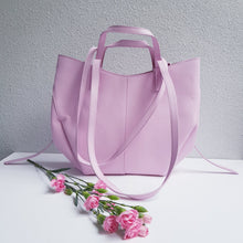 Lataa kuva Galleria-katseluun, Vaaleanpunainen ALBA shopper-laukku aidosta nahasta, kahdet kantokahvat ja pehmeä muunneltava muoto.
