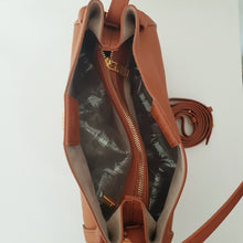 Lataa kuva Galleria-katseluun, ALESSIA on tyylikäs ja tilava nahkalaukku premium-vasikannahasta. Selkeä muoto ja laadukas nahka tekevät siitä ajattoman kumppanin arkeen ja kaupunkipäiviin.
