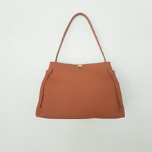 Lataa kuva Galleria-katseluun, ALESSIA on tyylikäs ja tilava nahkalaukku premium-vasikannahasta. Selkeä muoto ja laadukas nahka tekevät siitä ajattoman kumppanin arkeen ja kaupunkipäiviin.
