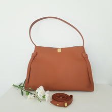 Lataa kuva Galleria-katseluun, ALESSIA on tyylikäs ja tilava nahkalaukku premium-vasikannahasta. Selkeä muoto ja laadukas nahka tekevät siitä ajattoman kumppanin arkeen ja kaupunkipäiviin.
