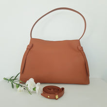 Lataa kuva Galleria-katseluun, ALESSIA on tyylikäs ja tilava nahkalaukku premium-vasikannahasta. Selkeä muoto ja laadukas nahka tekevät siitä ajattoman kumppanin arkeen ja kaupunkipäiviin.
