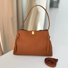 Lataa kuva Galleria-katseluun, ALESSIA on tyylikäs ja tilava nahkalaukku premium-vasikannahasta. Selkeä muoto ja laadukas nahka tekevät siitä ajattoman kumppanin arkeen ja kaupunkipäiviin.
