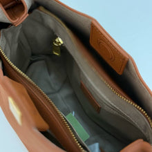 Lataa kuva Galleria-katseluun, ALESSIA on tyylikäs ja tilava nahkalaukku premium-vasikannahasta. Selkeä muoto ja laadukas nahka tekevät siitä ajattoman kumppanin arkeen ja kaupunkipäiviin.
