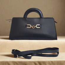 Lataa kuva Galleria-katseluun, Tyylikäs ALIINA nahkalaukku kullanvärisillä yksityiskohdilla. Saatavilla mustana ja valkoisena. Italialaista laatua, ajaton muotoilu ja käytännölliset yksityiskohdat.
