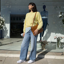Lataa kuva Galleria-katseluun, AMALIA on tilava ja tyylikäs crossbody-laukku, jossa yhdistyvät ajaton muotoilu ja italialainen laatu. Laukku suljetaan vetoketjulla, ja sisällä on kolme osastoa, jotka helpottavat tavaroiden järjestämistä. Sisällä on lisäksi pieni vetoketjullinen tasku tärkeimmille pikkutavaroille.
