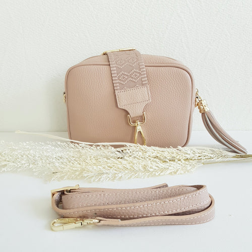 ANGIE olkalaukussa on kaksi säädettävää olkahihnaa ja vetoketjukiinnitys. Tupsukoriste toimii vetimenä. Erittäin suosittu crossbody malli.  Materiaali: aitoa nahkaa  Väri: beige