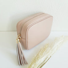 Lataa kuva Galleria-katseluun, ANGIE olkalaukussa on kaksi säädettävää olkahihnaa ja vetoketjukiinnitys. Tupsukoriste toimii vetimenä. Erittäin suosittu crossbody malli.  Materiaali: aitoa nahkaa  Väri: beige
