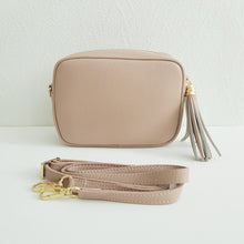 Lataa kuva Galleria-katseluun, ANGIE olkalaukussa on kaksi säädettävää olkahihnaa ja vetoketjukiinnitys. Tupsukoriste toimii vetimenä. Erittäin suosittu crossbody malli.

Materiaali: nahkaa


Väri: puuteri


Koko: pituus 20 cm, korkeus 15 cm, syvyys 7 cm.

Laukkuun kuuluu kaksi säädettävää olkahihnaa:

kapea nahkahihna kullanvärisillä pistolukoilla,&nbsp;leveys 2cm, säädettävä pituus 130 cm
leveä koristeellinen&nbsp;polyesteri/nahka hihna kullanvärisillä pistolukoilla, leveys 5,5 cm, säädettävä pituus max. 128 cm


Hoito-ohje: Voi suojat
