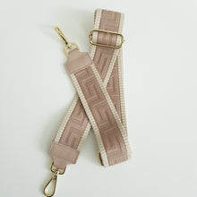 Lataa kuva Galleria-katseluun, ANGIE olkalaukussa on kaksi säädettävää olkahihnaa ja vetoketjukiinnitys. Tupsukoriste toimii vetimenä. Erittäin suosittu crossbody malli.

Materiaali: nahkaa


Väri: puuteri


Koko: pituus 20 cm, korkeus 15 cm, syvyys 7 cm.

Laukkuun kuuluu kaksi säädettävää olkahihnaa:

kapea nahkahihna kullanvärisillä pistolukoilla,&nbsp;leveys 2cm, säädettävä pituus 130 cm
leveä koristeellinen&nbsp;polyesteri/nahka hihna kullanvärisillä pistolukoilla, leveys 5,5 cm, säädettävä pituus max. 128 cm


Hoito-ohje: Voi suojat
