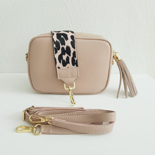 ANGIE olkalaukku on aitoa nahkaa. Laukussa on kaksi säädettävää olkahihnaa ja vetoketjukiinnitys. Tupsukoriste toimii vetimenä. Suosittu crossbody malli.

Väri: puuteri nahka

Koko: pituus 20 cm, korkeus 15 cm, syvyys 7 cm. 

Laukkuun kuuluu kaksi säädettävää olkahihnaa:

kapea nahkahihna kullanvärisillä pistolukoilla, leveys 2 cm, säädettävä pituus 128 cm
leveä koristeellinen polyesteri/nahka hihna kullanvärisillä pistolukoilla, leveys 5,5 cm, säädettävä pituus max. 128 cm

Hoito-ohje: Voi suojat