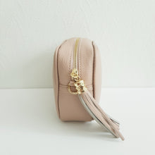 Lataa kuva Galleria-katseluun, ANGIE olkalaukussa on kaksi säädettävää olkahihnaa ja vetoketjukiinnitys. Tupsukoriste toimii vetimenä. Erittäin suosittu crossbody malli.

Materiaali: nahkaa


Väri: puuteri


Koko: pituus 20 cm, korkeus 15 cm, syvyys 7 cm.

Laukkuun kuuluu kaksi säädettävää olkahihnaa:

kapea nahkahihna kullanvärisillä pistolukoilla,&nbsp;leveys 2cm, säädettävä pituus 130 cm
leveä koristeellinen&nbsp;polyesteri/nahka hihna kullanvärisillä pistolukoilla, leveys 5,5 cm, säädettävä pituus max. 128 cm


Hoito-ohje: Voi suojat
