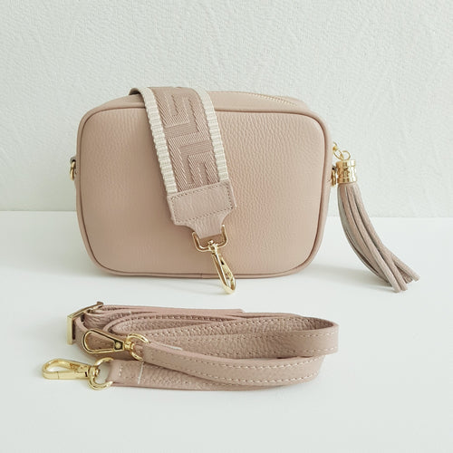 ANGIE olkalaukussa on kaksi säädettävää olkahihnaa ja vetoketjukiinnitys. Tupsukoriste toimii vetimenä. Erittäin suosittu crossbody malli.

Materiaali: nahkaa


Väri: puuteri


Koko: pituus 20 cm, korkeus 15 cm, syvyys 7 cm.

Laukkuun kuuluu kaksi säädettävää olkahihnaa:

kapea nahkahihna kullanvärisillä pistolukoilla, leveys 2cm, säädettävä pituus 130 cm
leveä koristeellinen polyesteri/nahka hihna kullanvärisillä pistolukoilla, leveys 5,5 cm, säädettävä pituus max. 128 cm


Hoito-ohje: Voi suojat