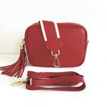 Lataa kuva Galleria-katseluun, ANGIE olkalaukussa on kaksi säädettävää olkahihnaa ja vetoketjukiinnitys. Tupsukoriste toimii vetimenä. Suosittu crossbody malli.  Materiaali: nahkaa  Väri: punainen
