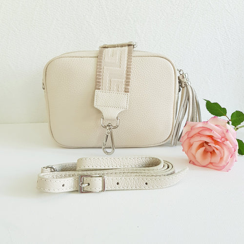 ANGIE olkalaukussa on kaksi säädettävää olkahihnaa ja vetoketjukiinnitys. Tupsukoriste toimii vetimenä. Suosittu crossbody malli.  Laukussa yski tasku ja pieni avotasku ja tekstiilivuorikangas.  Materiaali: nahkaa   Väri: luonnonvalkoinen  Koko: pituus 20 cm, korkeus 15 cm, syvyys 7 cm.