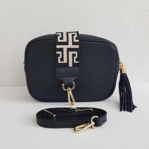 ANGIE olkalaukku on aitoa nahkaa. Laukussa on kaksi säädettävää olkahihnaa ja vetoketjukiinnitys. Tupsukoriste toimii vetimenä. Suosittu crossbody malli.  Väri: musta