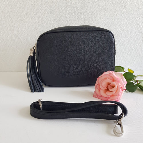 ANGIE on kompakti mutta näyttävä crossbody, joka hurmaa ajattomalla muotoilullaan ja italialaisella laadulla. Laukussa on vetoketjukiinnitys ja kaunis tupsukoriste vetimenä. Sisällä on yksi lokero ja pieni avotasku (n. 13 × 9,5 cm) sekä laadukas tekstiilivuorikangas. Tämä malli on yksi suosituimmista olkalaukuistamme – täydellinen arkeen ja juhlaan.