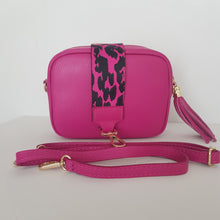 Lataa kuva Galleria-katseluun, ANGIE on kompakti mutta näyttävä crossbody, joka hurmaa ajattomalla muotoilullaan ja italialaisella laadulla. Laukussa on vetoketjukiinnitys ja kaunis tupsukoriste vetimenä. Tämä malli on yksi suosituimmista olkalaukuistamme – täydellinen arkeen ja juhlaan.

Materiaali: aitoa nahkaa
Väri: fuksia
Koko: 20 × 15 × 7 cm

Mukana kaksi säädettävää olkahihnaa:

Kapea nahkahihna kullanvärisillä pistolukoilla, leveys 2 cm, säädettävä pituus 128 cm

Leveä koristeellinen polyesteri/nahka-hihna kullanvärisillä pistoluk

