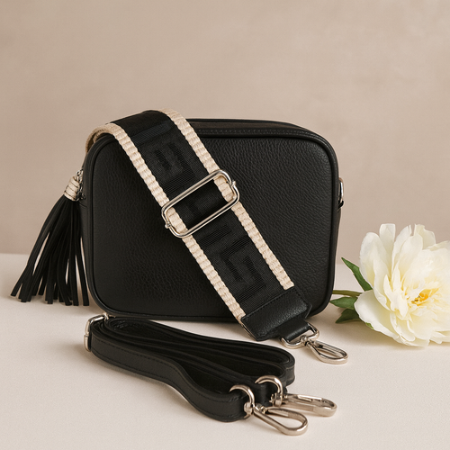 ANGIE on kompakti ja tyylikäs crossbody-olkalaukku kahdella säädettävällä hihnalla. Italialaista nahkaa, hopeanväriset yksityiskohdat ja ajaton design tekevät siitä täydellisen arjen ja juhlan luottolaukun.