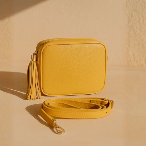 ANGIE keltanen crossbody on suosittu laukkumalli. Käytännöllinen, tyylikäs, valmistetu Italiassa