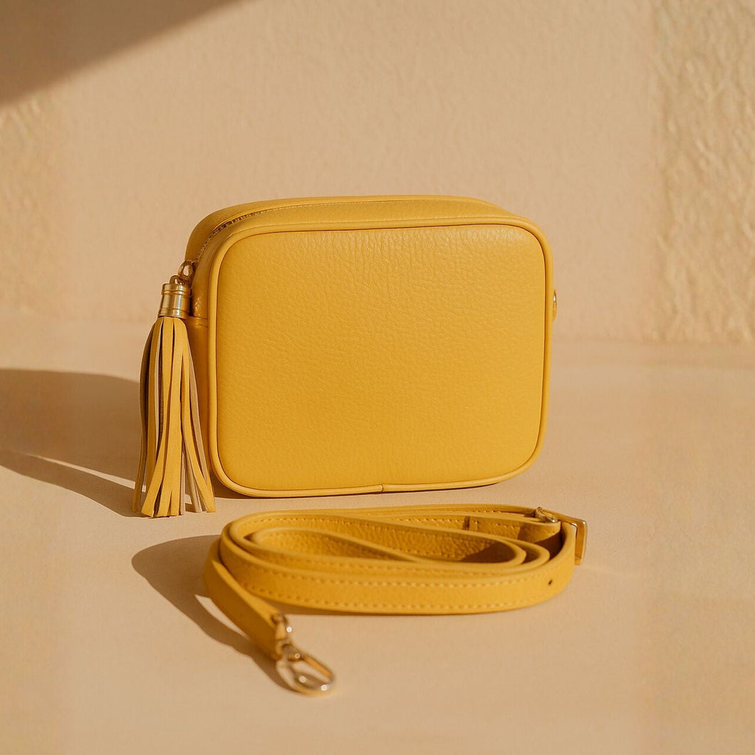 ANGIE keltanen crossbody on suosittu laukkumalli. Käytännöllinen, tyylikäs, valmistetu Italiassa