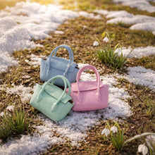 Lataa kuva Galleria-katseluun, Kevyen kokonsa ansiosta Aurora Mini kulkee helposti mukana ja viimeistelee asun huomaamattoman tyylikkäästi. Värit: ivory, minttu, vaaleanvihreä, vaaleansininen, vaalea roosa.
