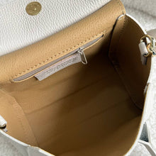 Lataa kuva Galleria-katseluun, Kevyen kokonsa ansiosta Aurora Mini kulkee helposti mukana ja viimeistelee asun huomaamattoman tyylikkäästi. Värit: ivory, minttu, vaaleanvihreä, vaaleansininen, vaalea roosa.
