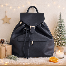 Lataa kuva Galleria-katseluun, Tarvitsetko tyylikkään ja käytännöllisen repun? BEA nahkareppu on täydellinen valinta! Kiristysnyöri ja magneettiläppä takaavat helpon sulkemisen, ja vetoketjulliset sisä- ja etutaskut pitävät tärkeimmät tavarasi käden ulottuvilla.&nbsp;
