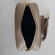 Lataa kuva Galleria-katseluun, ANGIE laukussa on säädettävä olkahihna ja vetoketjukiinnitys. Tupsukoriste toimii vetimenä. Erittäin suosittu crossbody malli.

Väri: beige

Materiaali: aito nahka

Koko: pituus 20 cm, korkeus 15 cm, syvyys 7 cm.

Kapea nahkahihna kullanvärisillä pistolukoilla,&nbsp;leveys 2 cm, säädettävä pituus 130 cm

Hoito-ohje: Voi suojata nahalle sopivalla suojausaineella ennen käyttöönottoa. Puhdistetaan kostealla liinalla.

Valmistettu Italiassa
