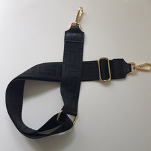 Lataa kuva Galleria-katseluun, 👜 Kaksi vetoketjullista päätaskua pitää tavarasi järjestyksessä
🔒 Takana vetoketjutasku, sisällä myös oma vetoketjutasku pienille tavaroille
🎨 Väri: musta
💛 Kullanvärinen metallointi tuo luksusta arkeen

Mitat:

Pituus: 34 cm

Korkeus: 15 cm

Syvyys: 11 cm

Mukana kaksi säädettävää olkahihnaa:

Kapea nahkahihna (leveys 1,7 cm, pituus max 132 cm)

Leveä koristellinen polyesteri/nahka hihna (leveys 5,5 cm, pituus max 128 cm)

Hoito:
Suosittelemme suojaamaan laukun nahanhoitoaineella ennen käyttöönottoa. P
