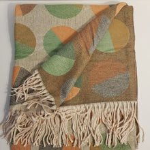 Lataa kuva Galleria-katseluun, Ihanan pehmeä CARLETTA huivi ikonisella pallo-kuviolla.&nbsp;

Materiaali: 100% viskoosi

Koko: 69 cm x 190 cm

Materiaali: 100% viskoosi
